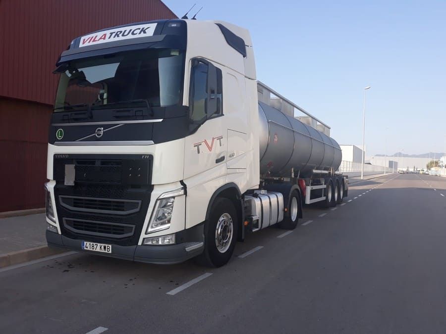 Un camión Volvo está estacionado al costado de la carretera.