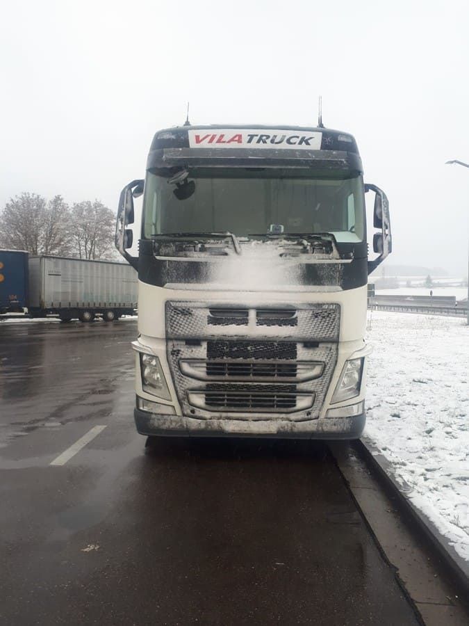 Un camión de la marca Vila está estacionado en la nieve.