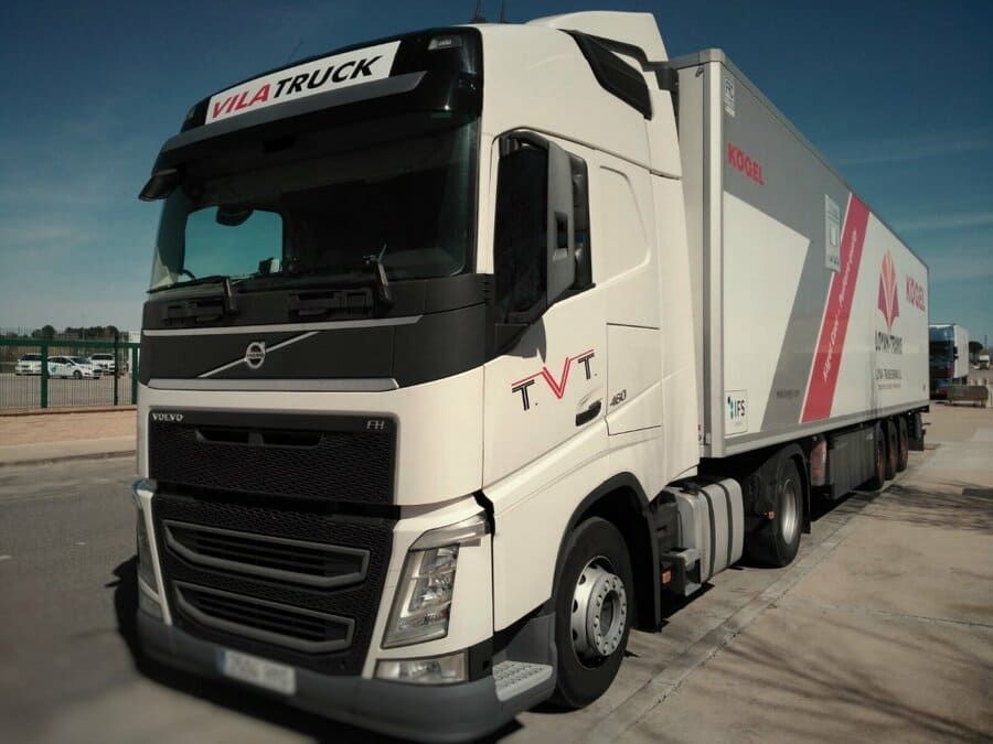 Un camión Volvo está estacionado al costado de la carretera.