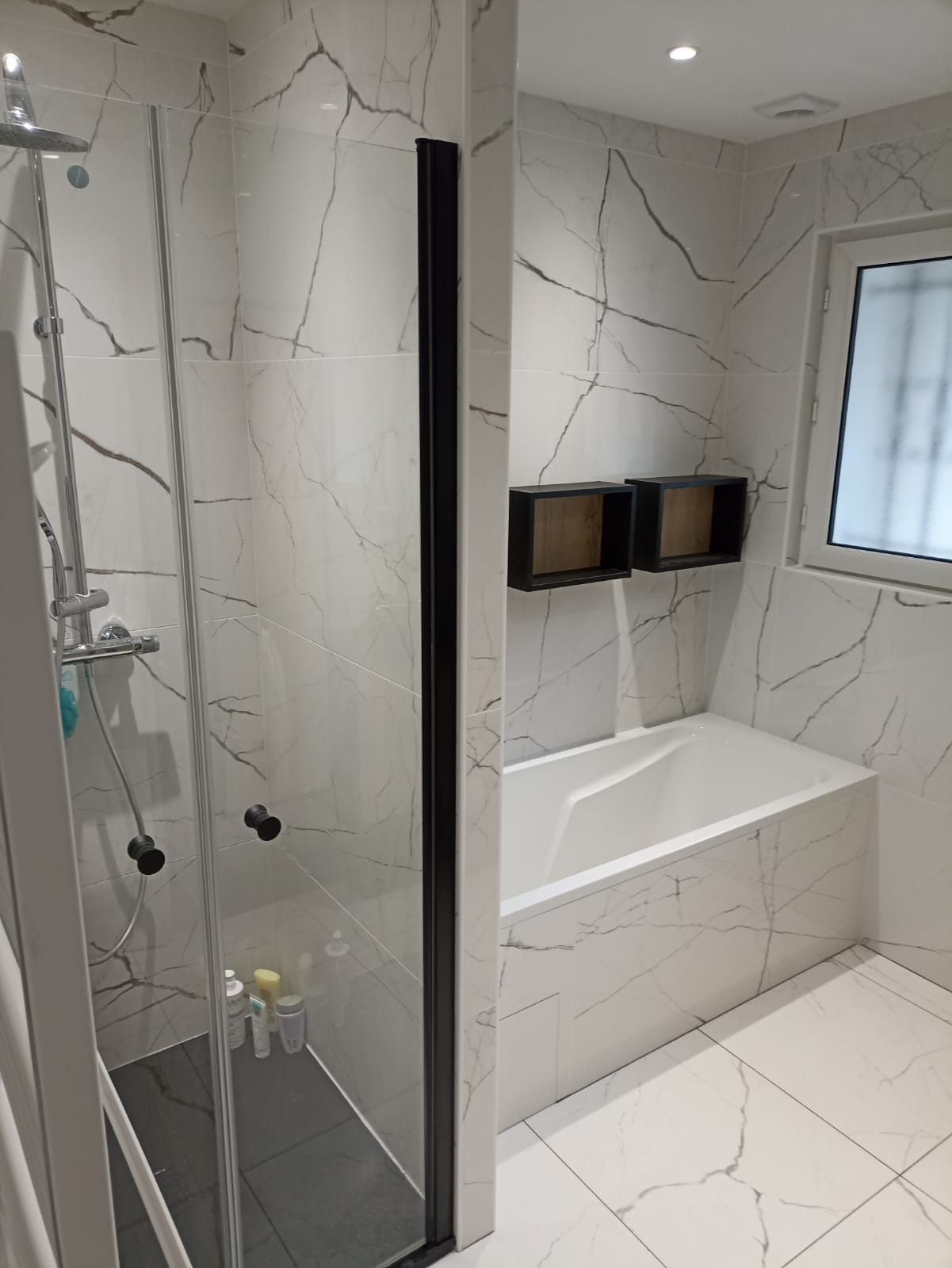 Salle de bains avec une baignoire