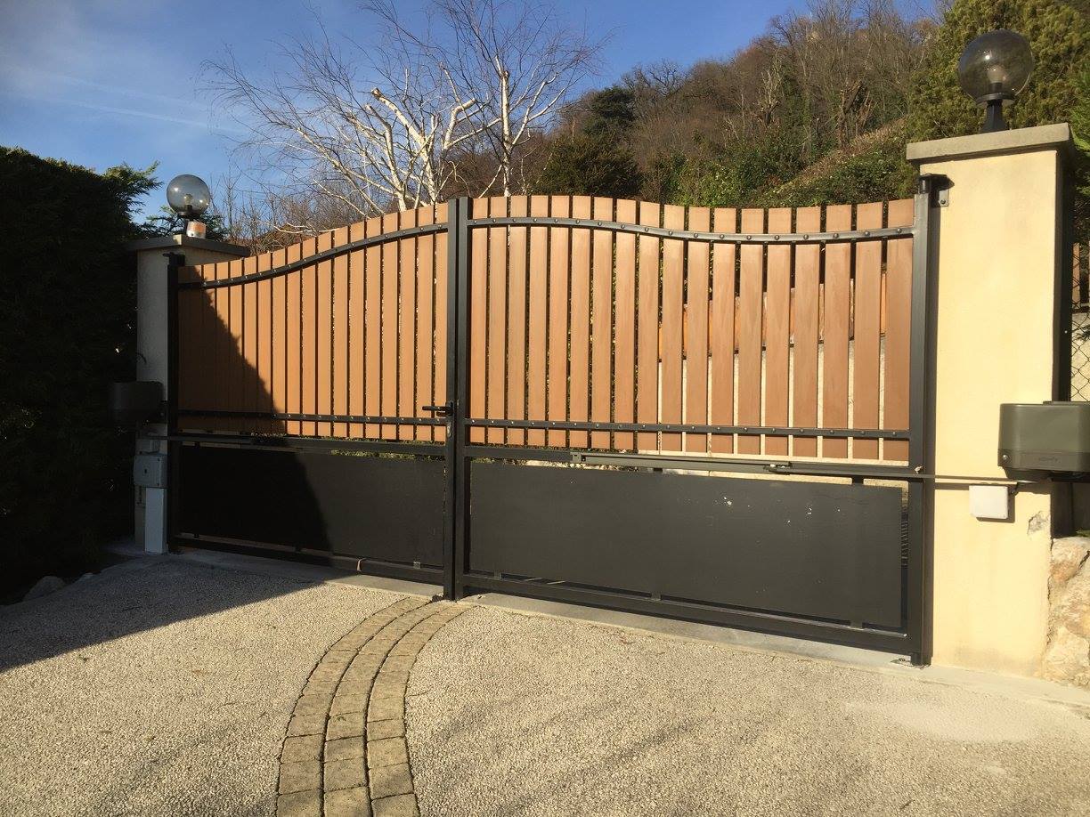 Portail en fer et en bois