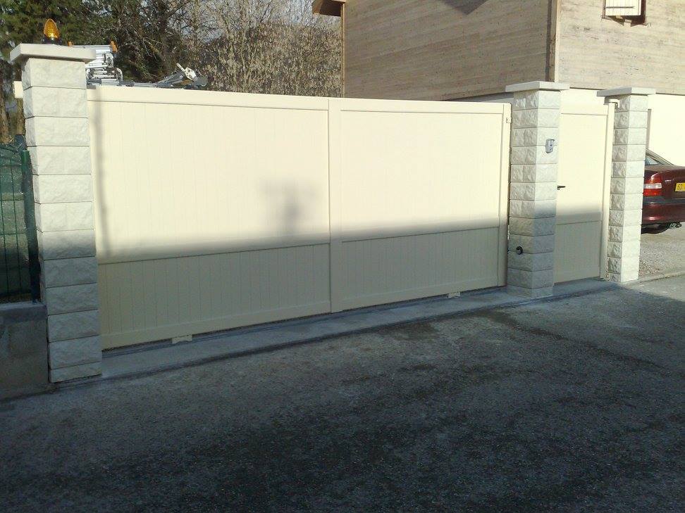 Portail et portillon blancs