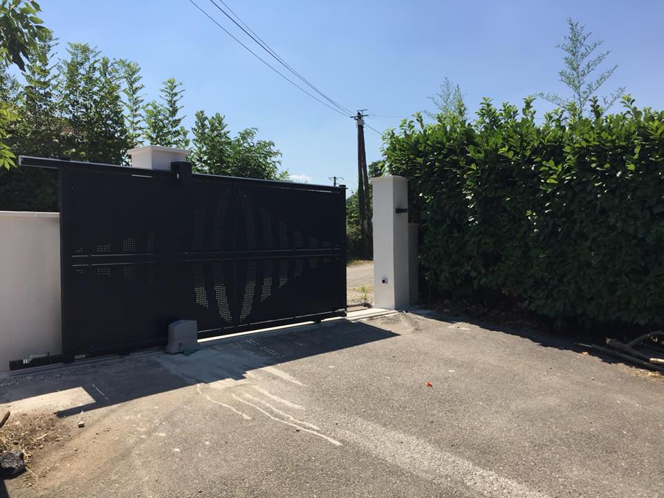 Portail noir motorisé