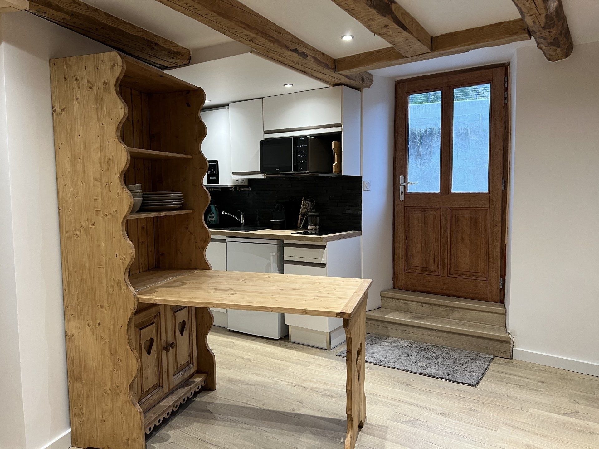 Entrée avec une porte en bois