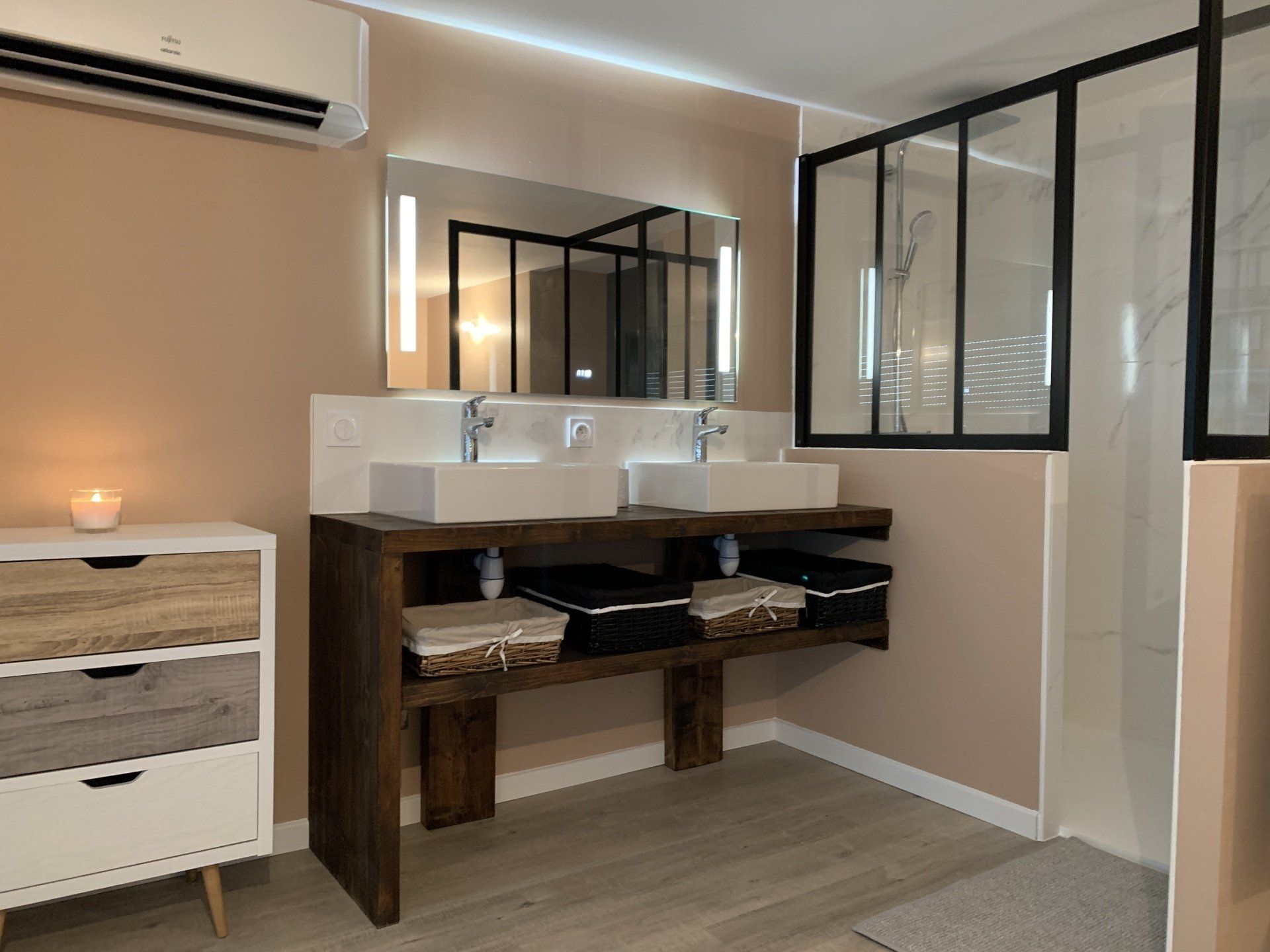 Salle de bains avec verrière