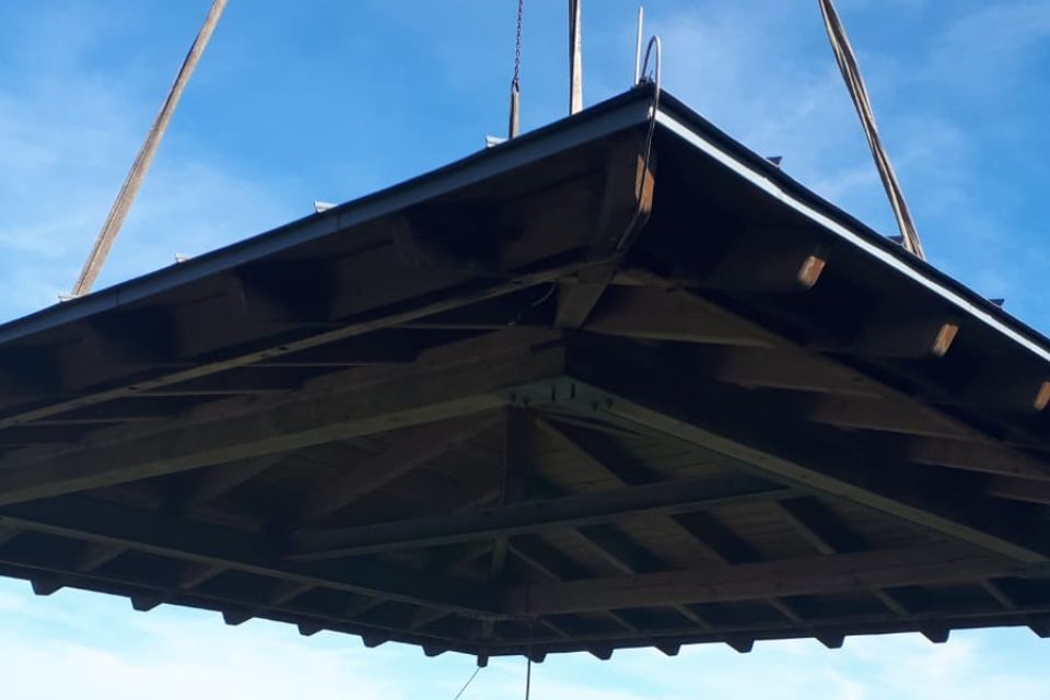 Dachdeckerfirma Gütter GbR – Kran trägt einen Teil eines Daches