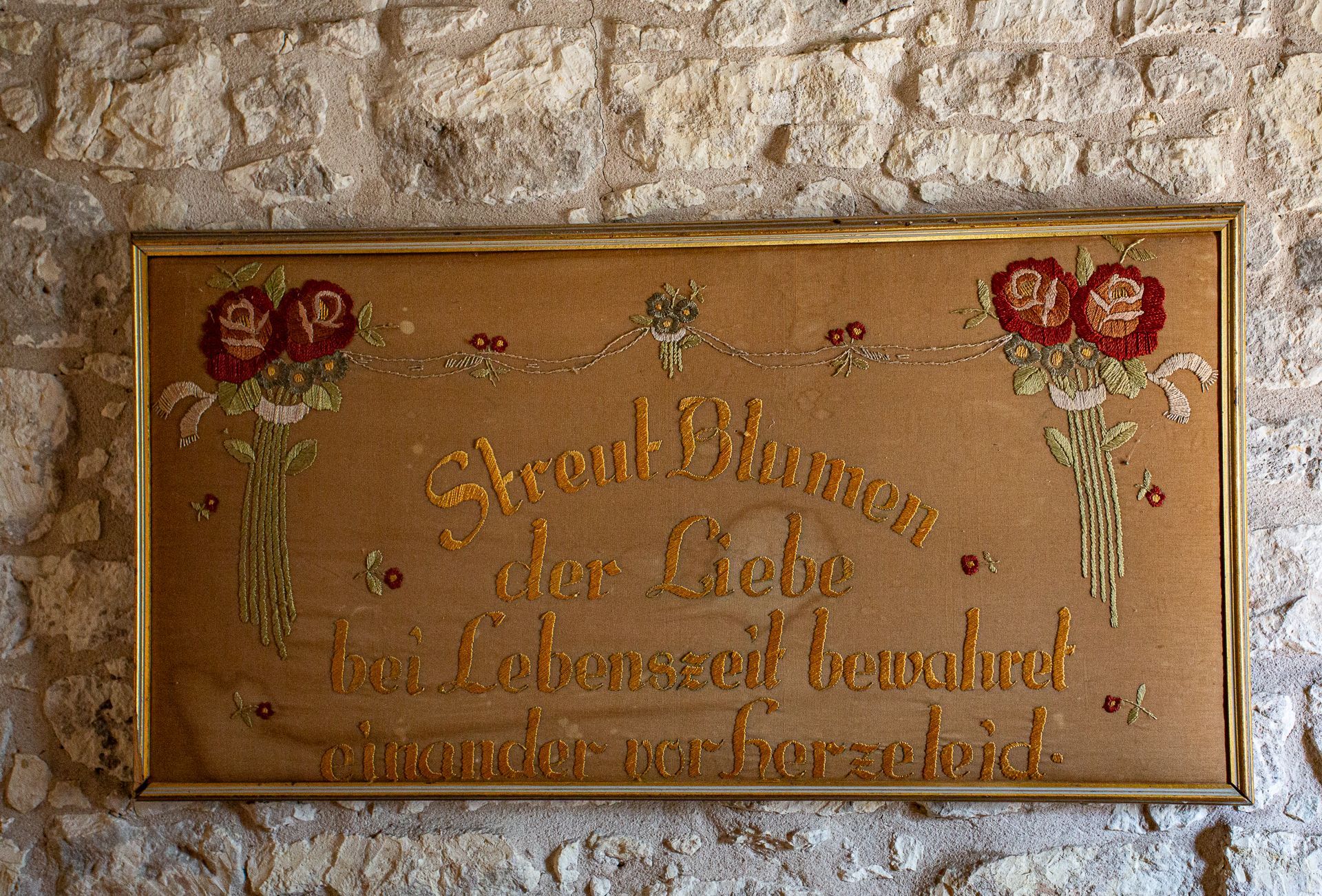 A sign on a stone wall that says groot blumen