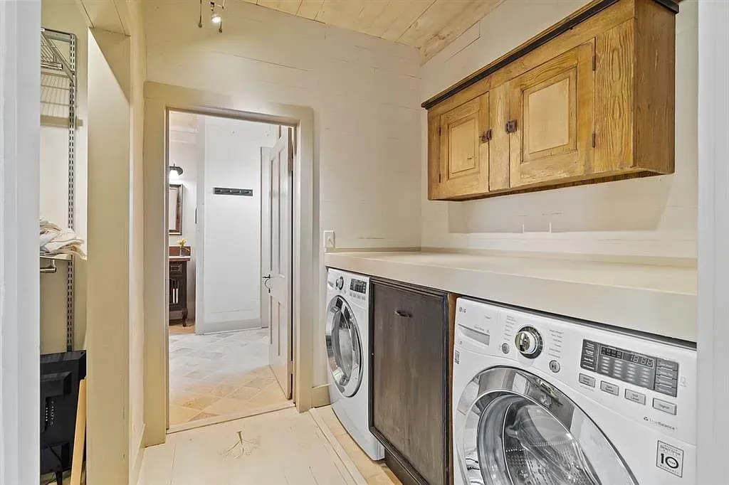 A laundry room with a washing machine and dryer.