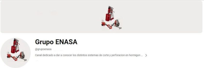 Un grupo de personas están de pie una al lado de la otra sobre un fondo blanco.