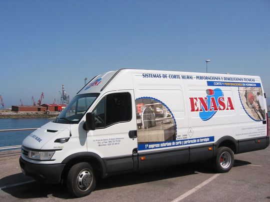 Una camioneta blanca con la palabra enasa en el costado