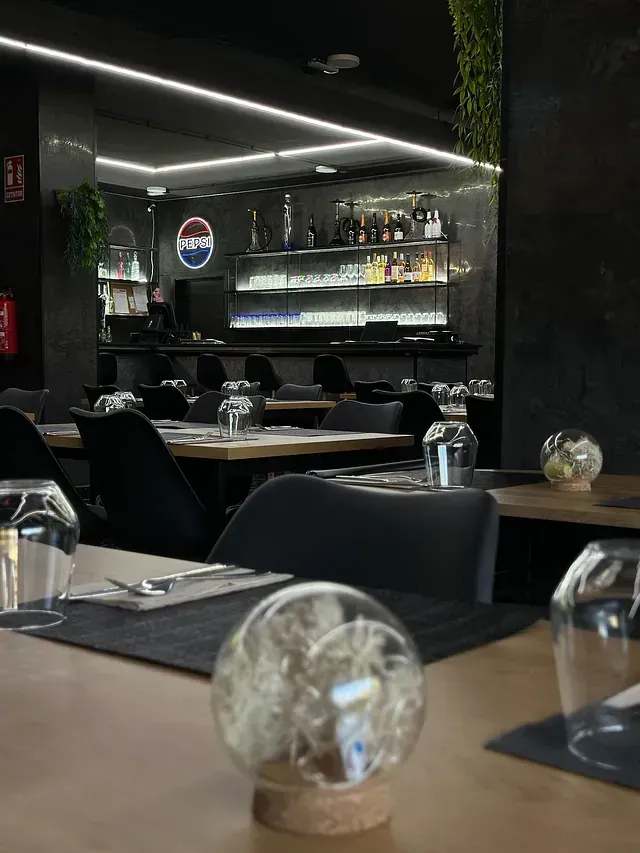 Un restaurante con un cartel de Pepsi en la pared.