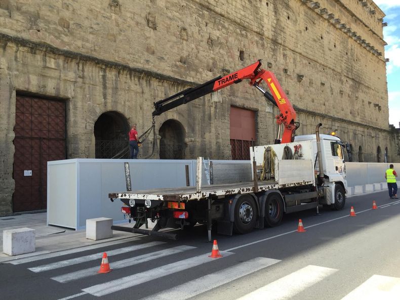Transport de matériel de chantier.
