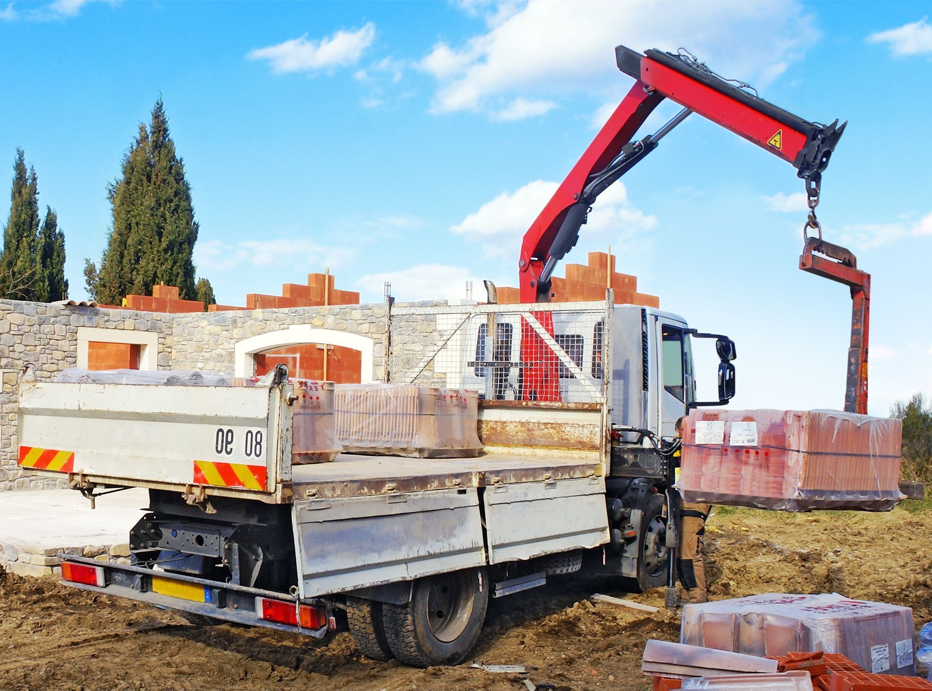 Transport de matériel de chantier avec levage et manutention.