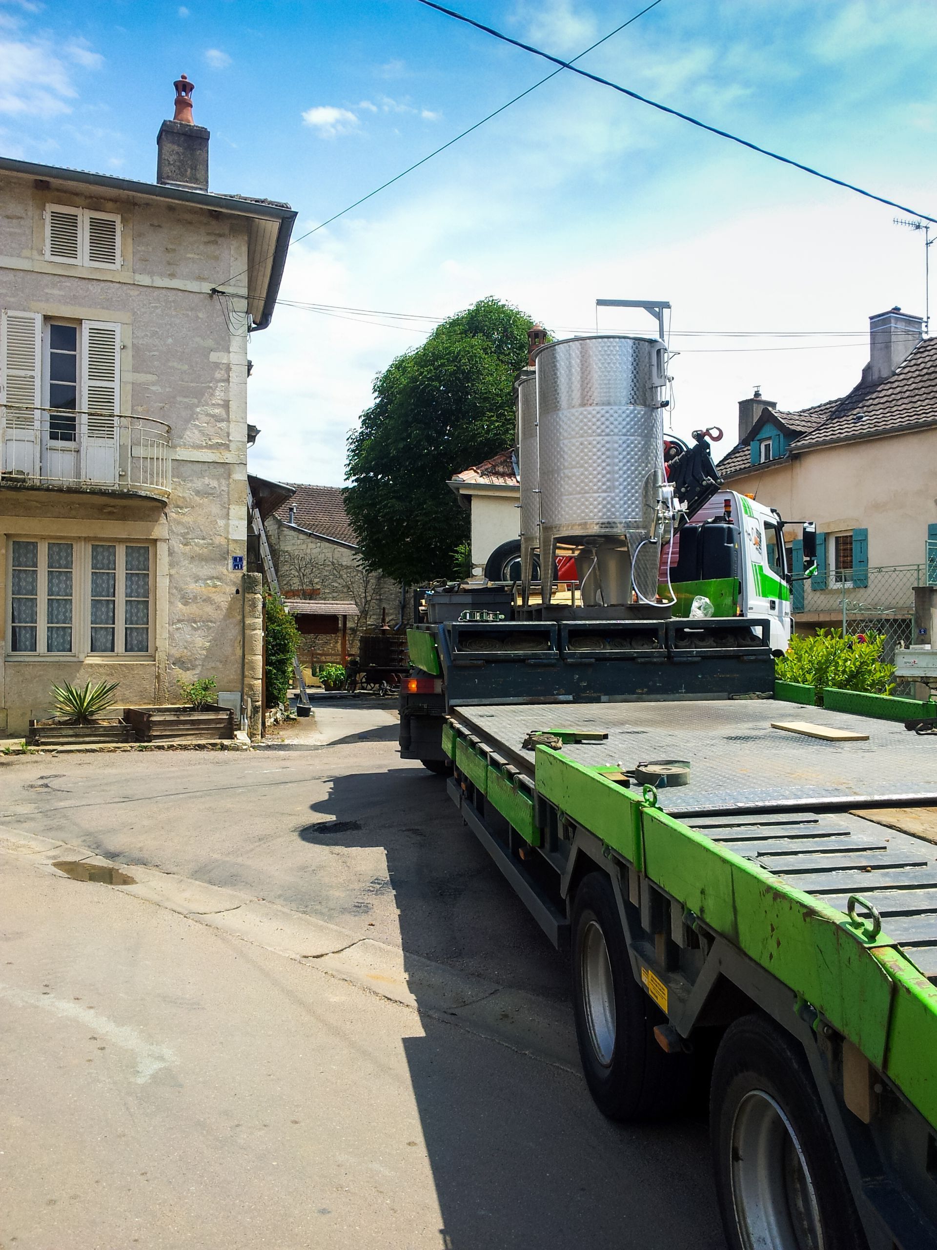 Transport de cuve vinicole sur un camion.