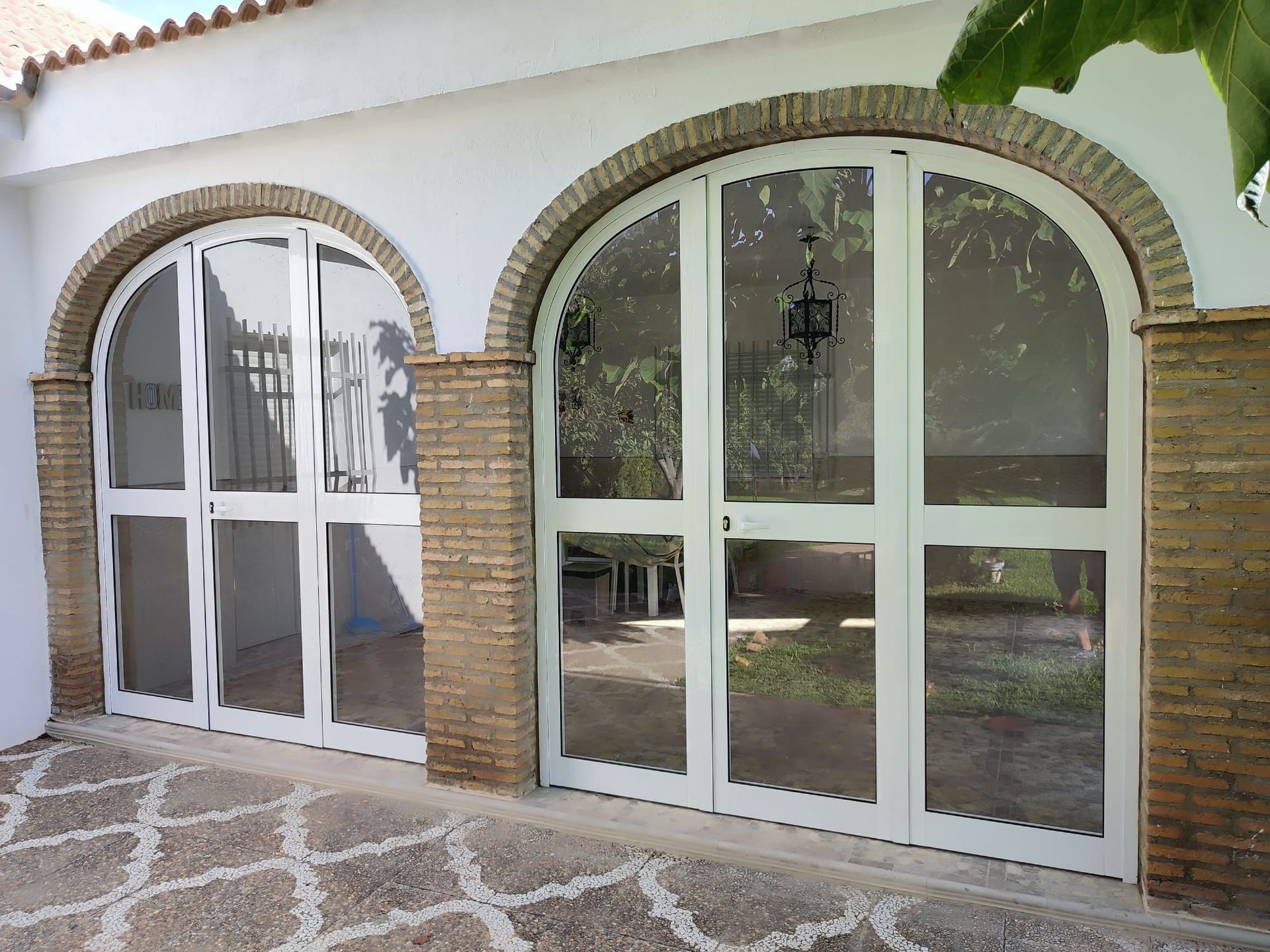 Dos ventanas con contraventanas azules y blancas en un edificio blanco.