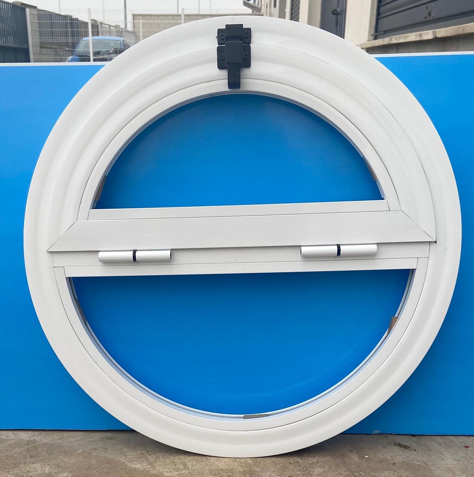 Una puerta blanca con un toldo de rayas encima.