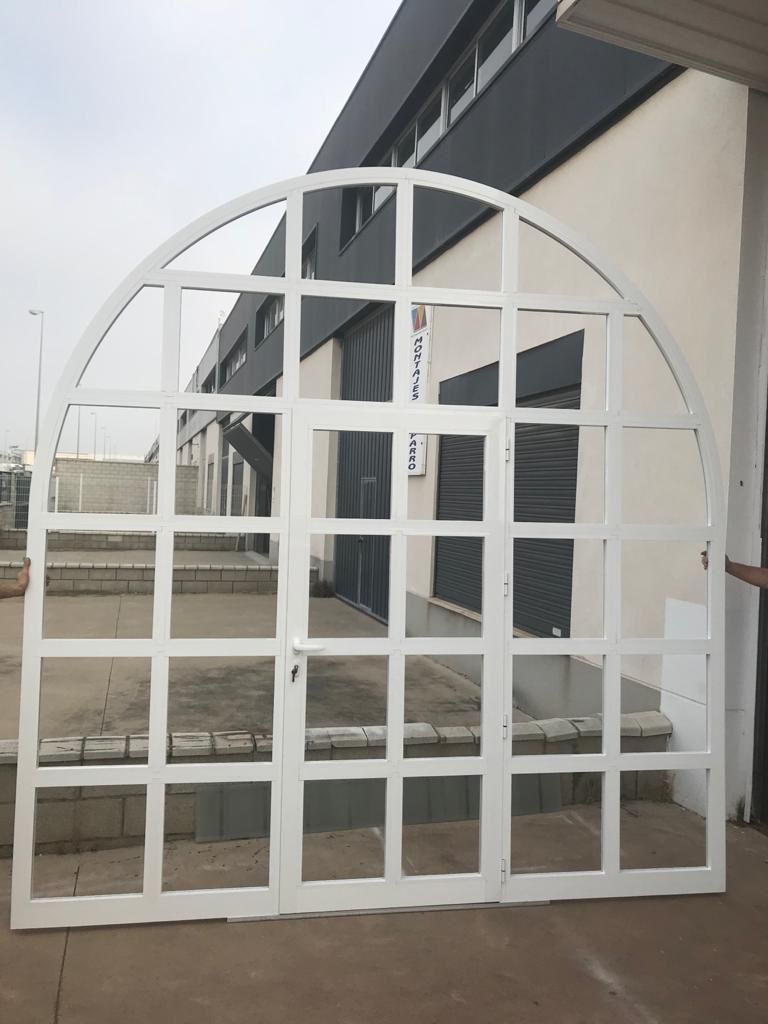 Una ventana con una jardinera con plantas.