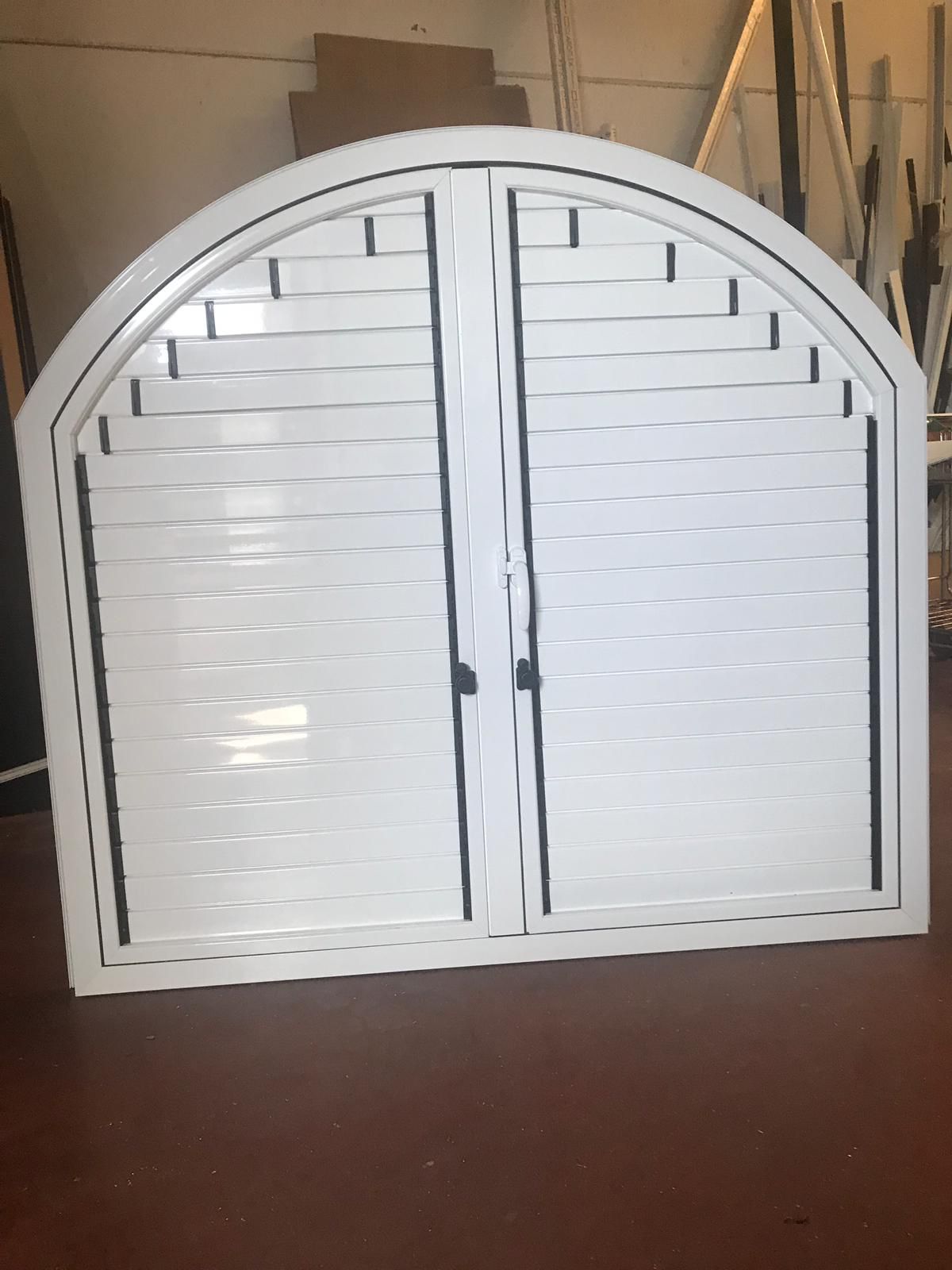 Una gran casa blanca con un patio y una puerta corrediza de vidrio.