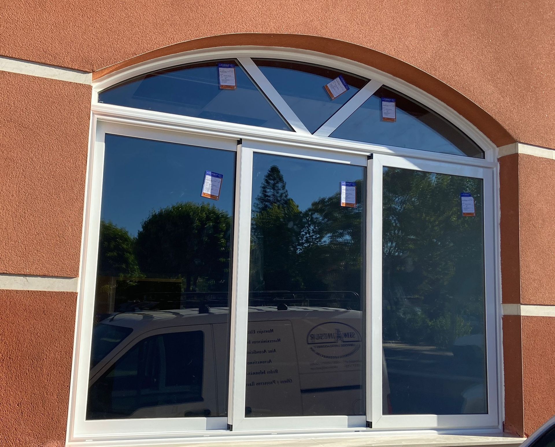 Una gran piscina en una habitación con muchas ventanas.