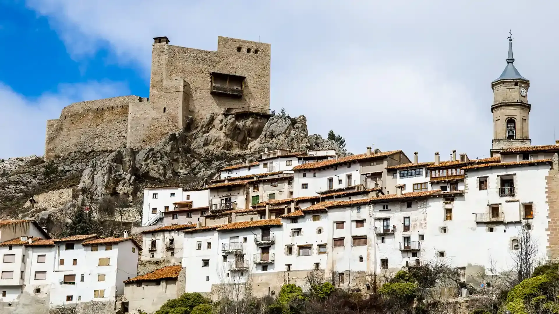 Icono de marcador de posición gris claro con un sol y montañas sobre fondo blanco