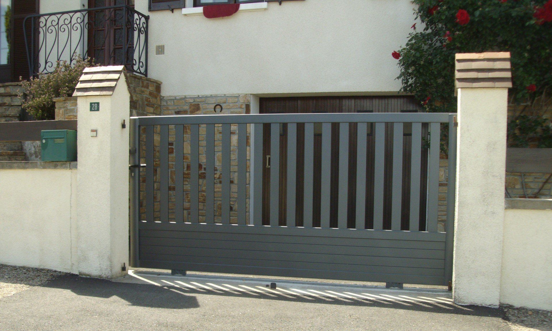 Portail coulissant gris