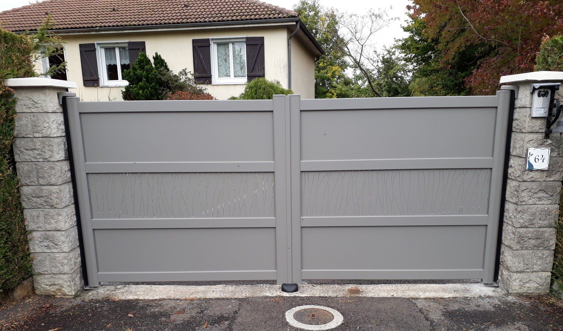 Portail alu à motifs, gris clair