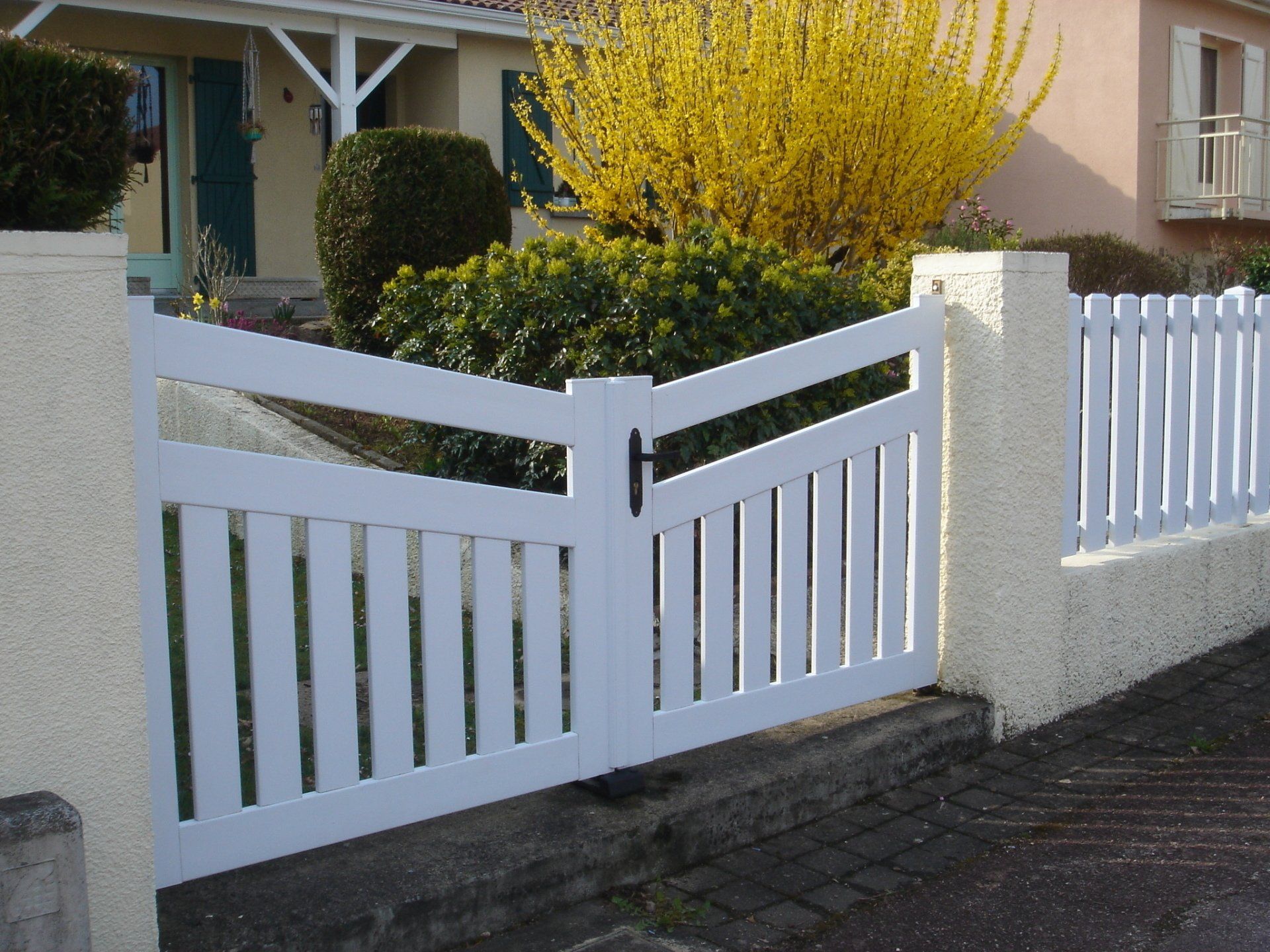 Portail blanc en PVC