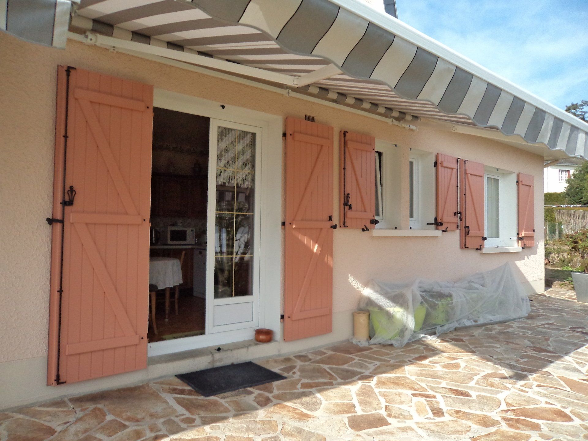 Volets  en PVC blanc et croisillons en laiton