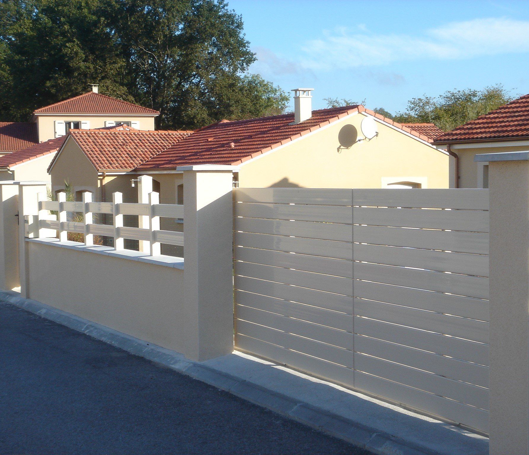 Clôture et portail en PVC, couleur ivoire