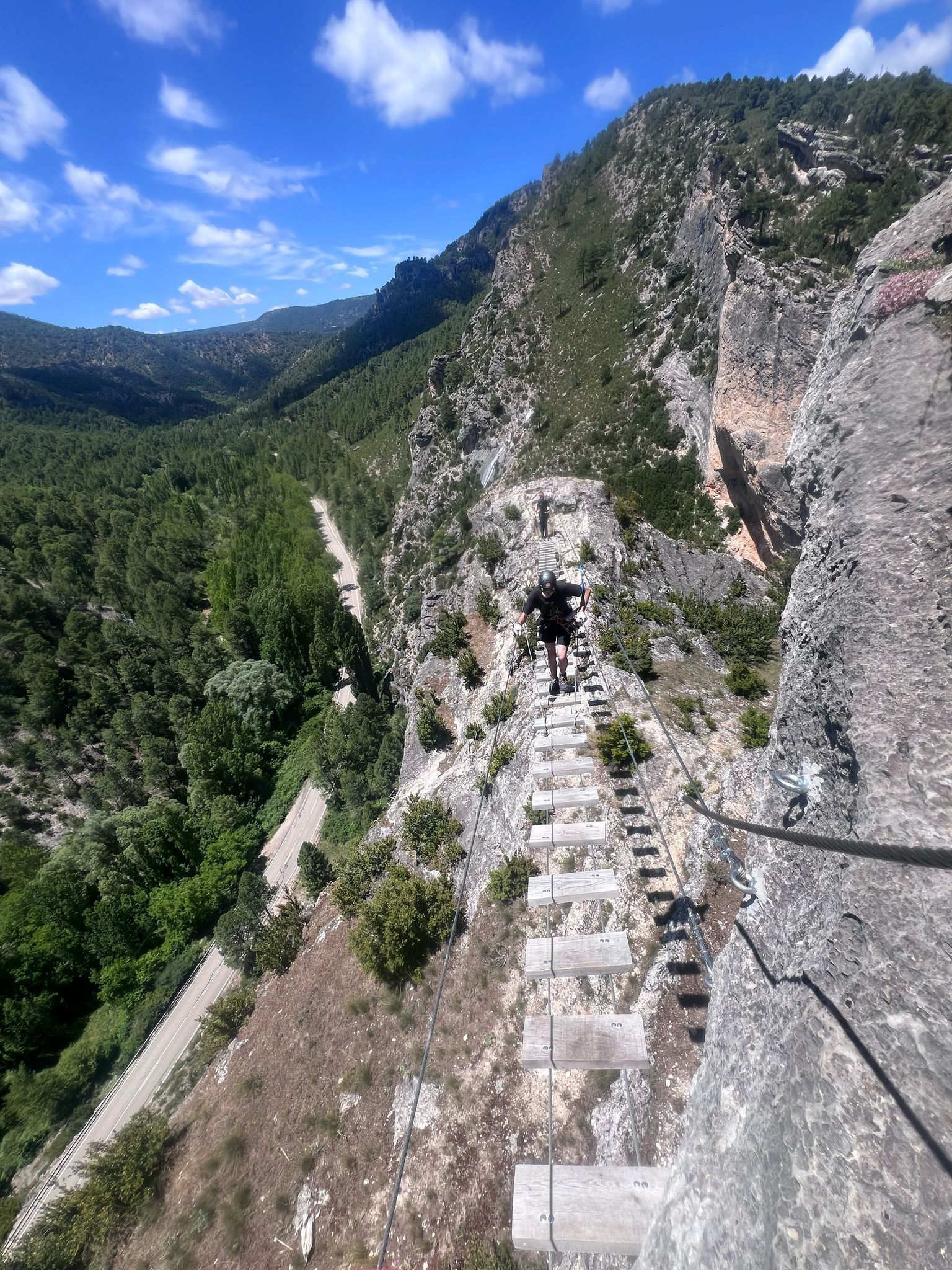 Una persona está subiendo un tramo de escaleras en una montaña.