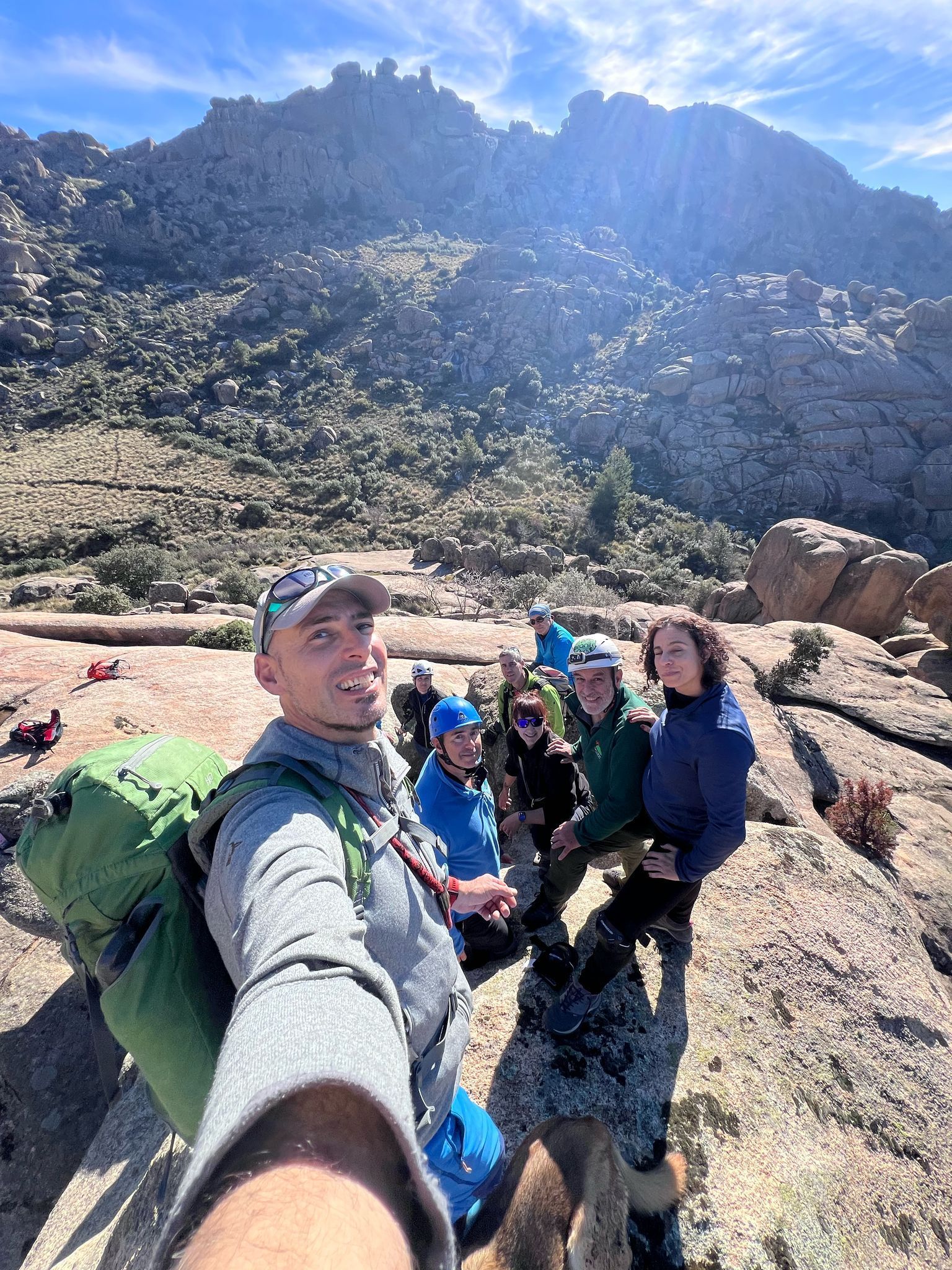 Un grupo de personas se toma una selfie en la cima de una montaña.