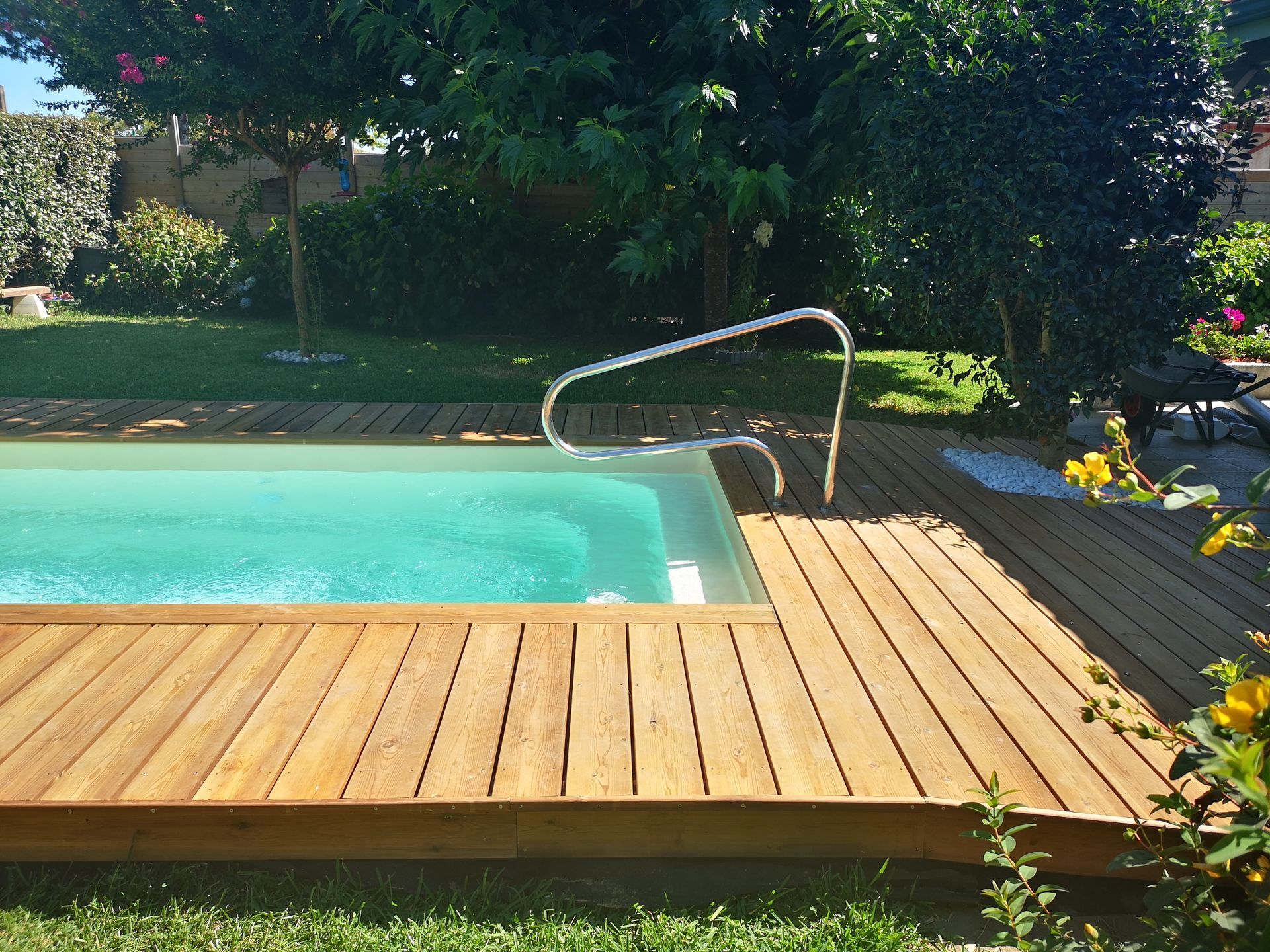 Piscine extérieure avec rambarde et terrasse en bois