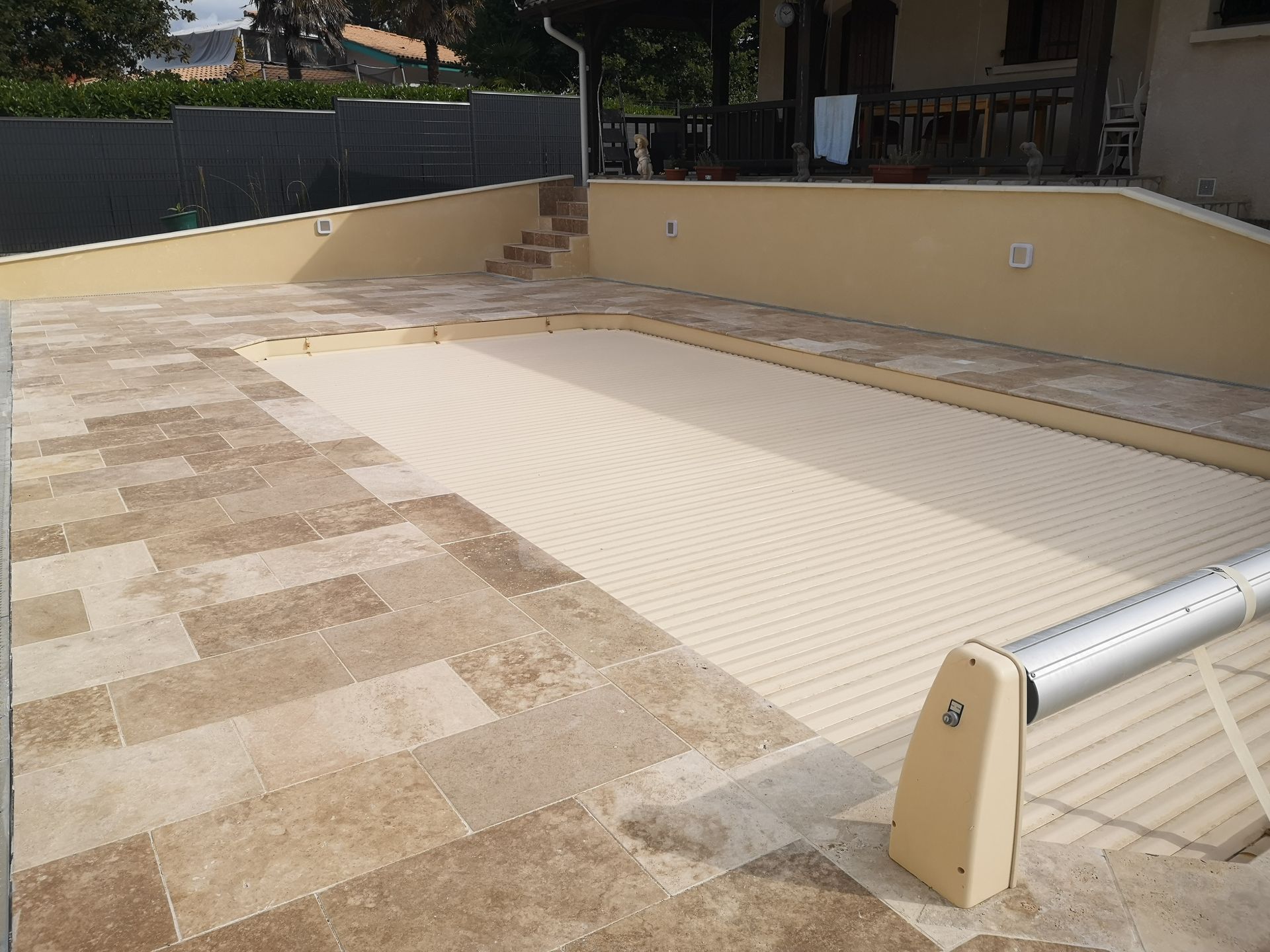 Piscine couverte par une bâche rigide de sécurité