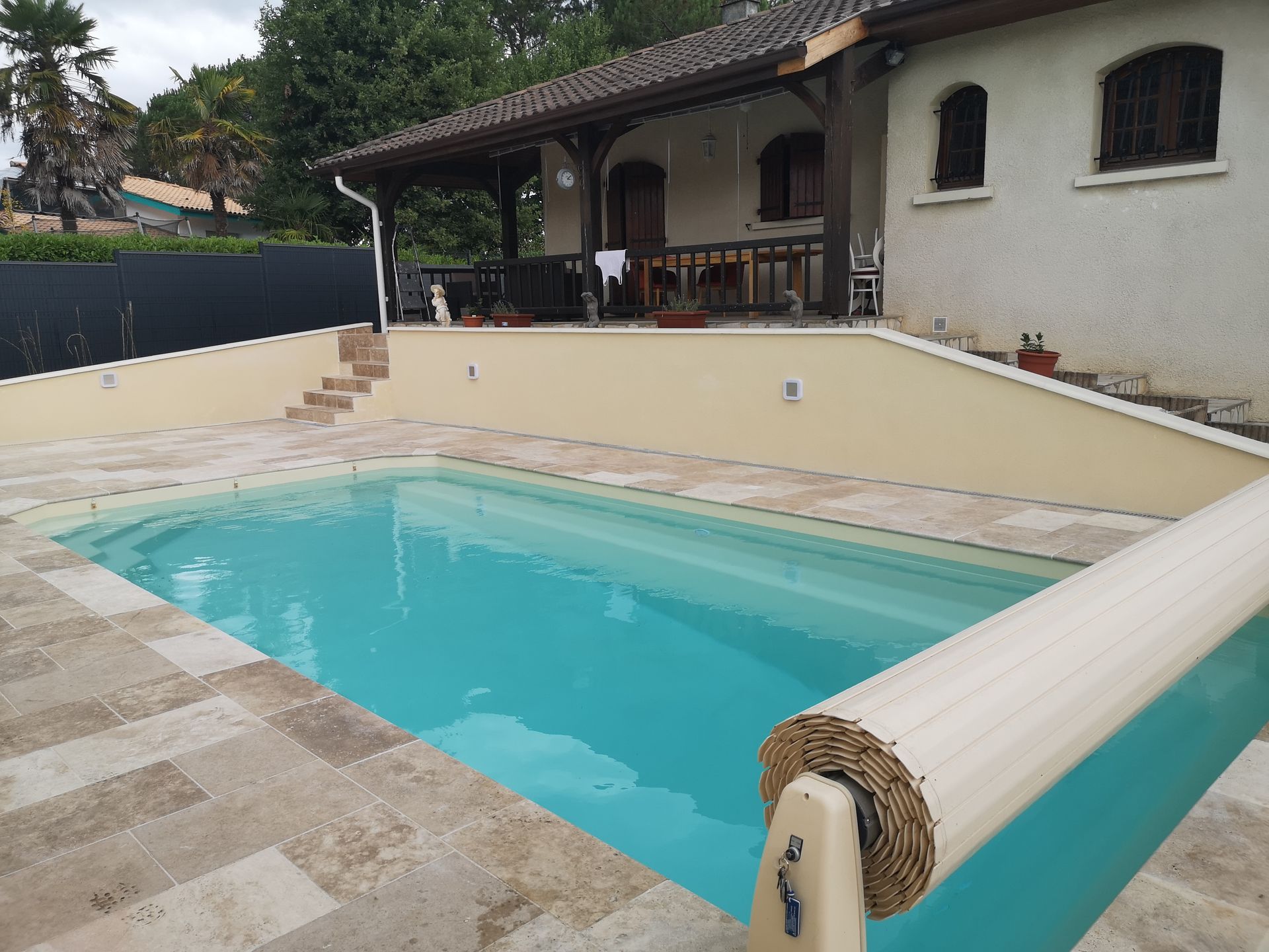 Piscine rectangulaire et protection enroulée