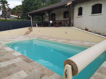 Piscine rectangulaire et protection enroulée