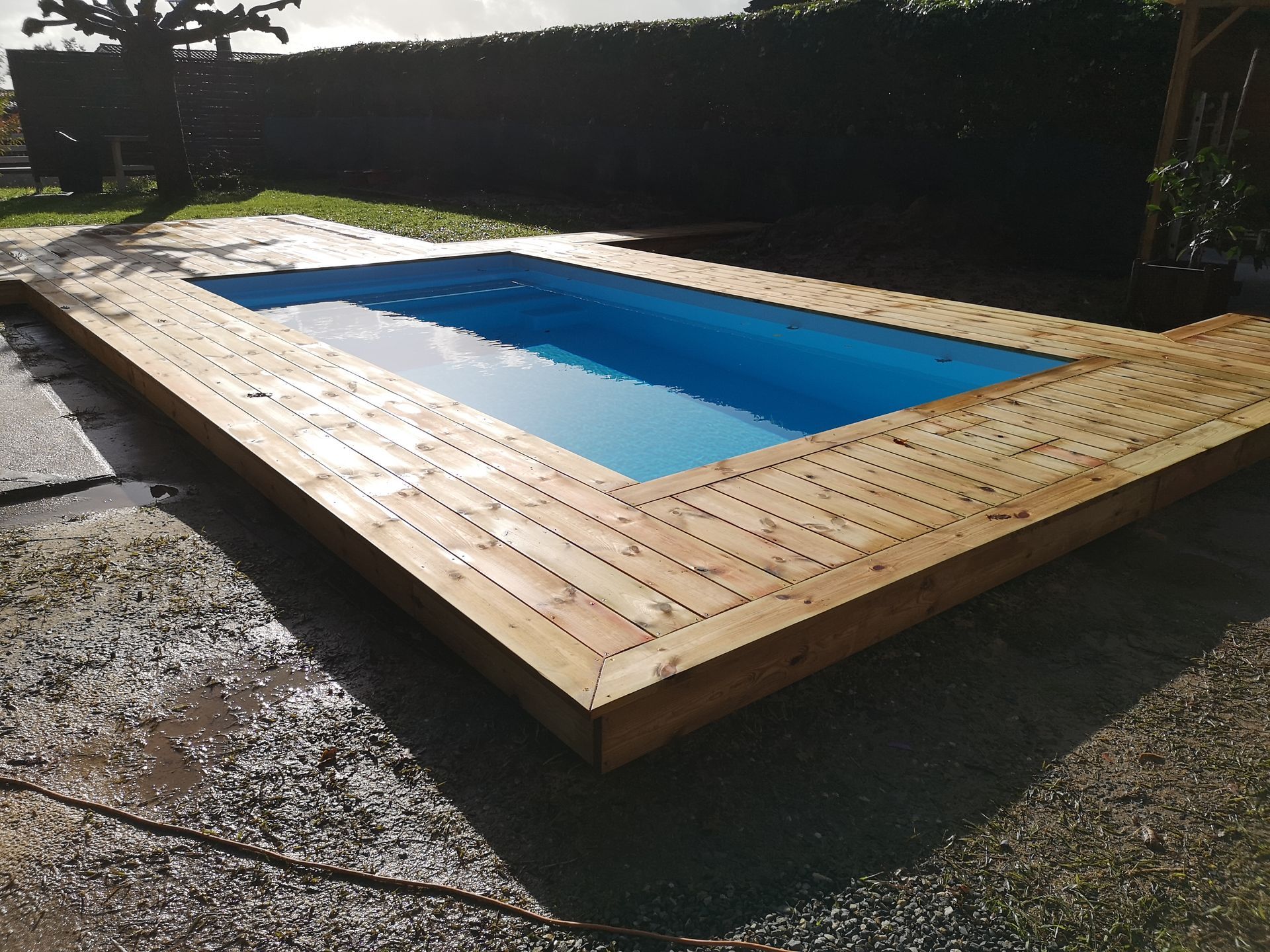 Piscine avec margelle en lattes de bois