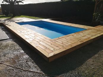 Piscine avec margelle en lattes de bois
