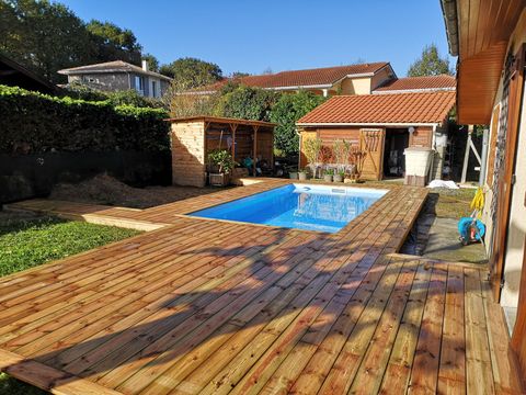 Piscine rectangulaire avec terrasse et margelle en bois