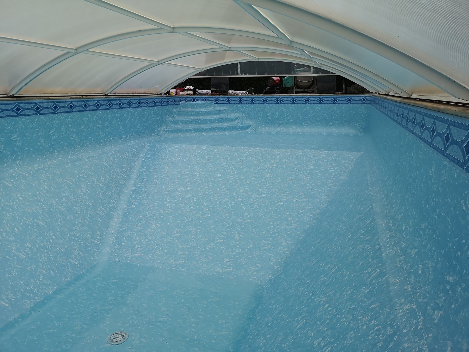 Piscine couverte avec un abris vouté de piscine