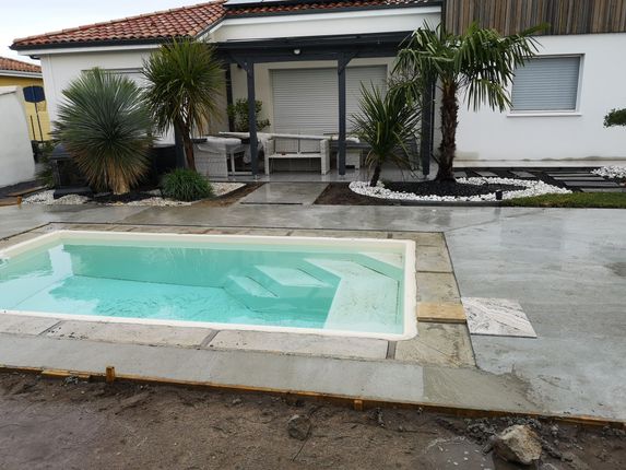 Piscine avec bassin en liner et escaliers en coin