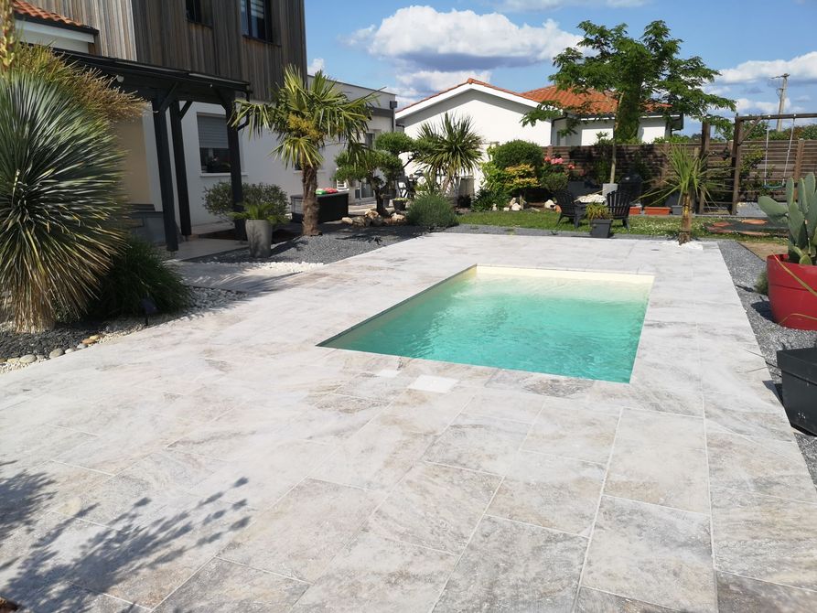 Petite piscine carrée