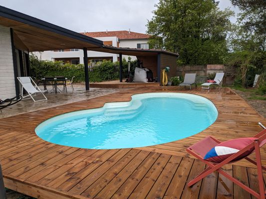 Une piscine à coque aux formes arrondies