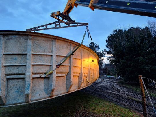 Piscine à coque souvelé par une grue en fin de journée