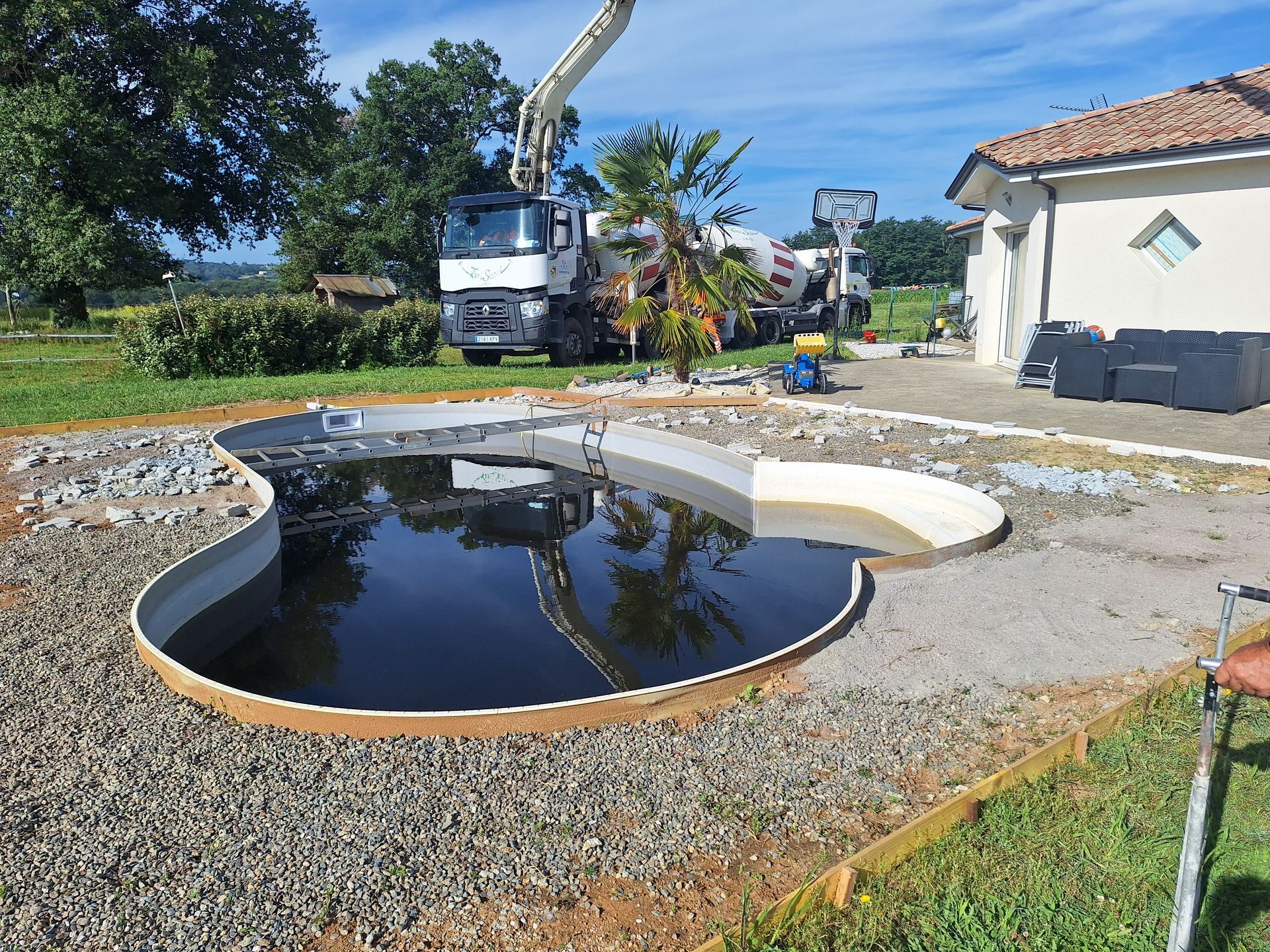 Construction avec gravier autour de celle-ci