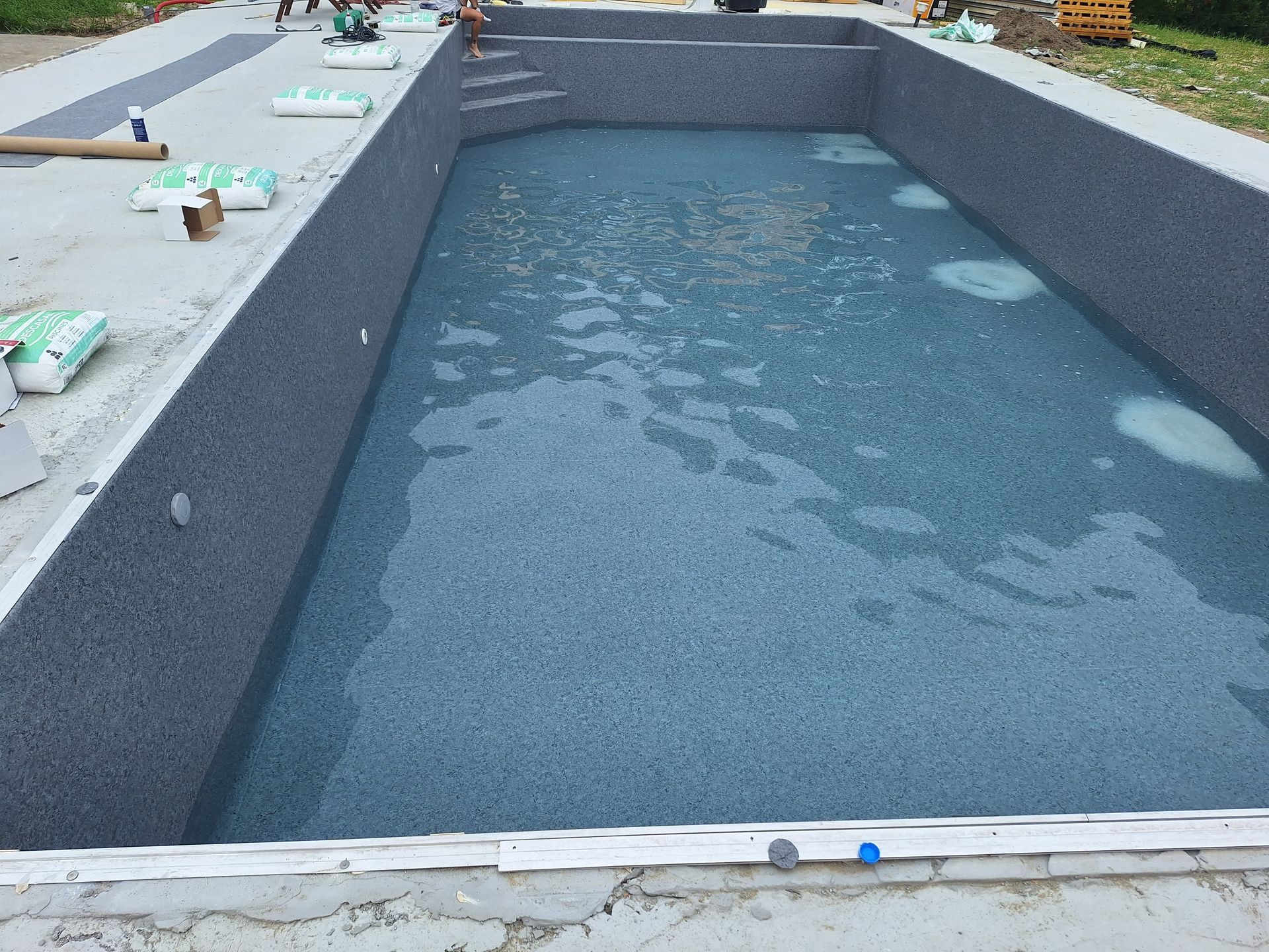Piscine en construction avec revêtement gris