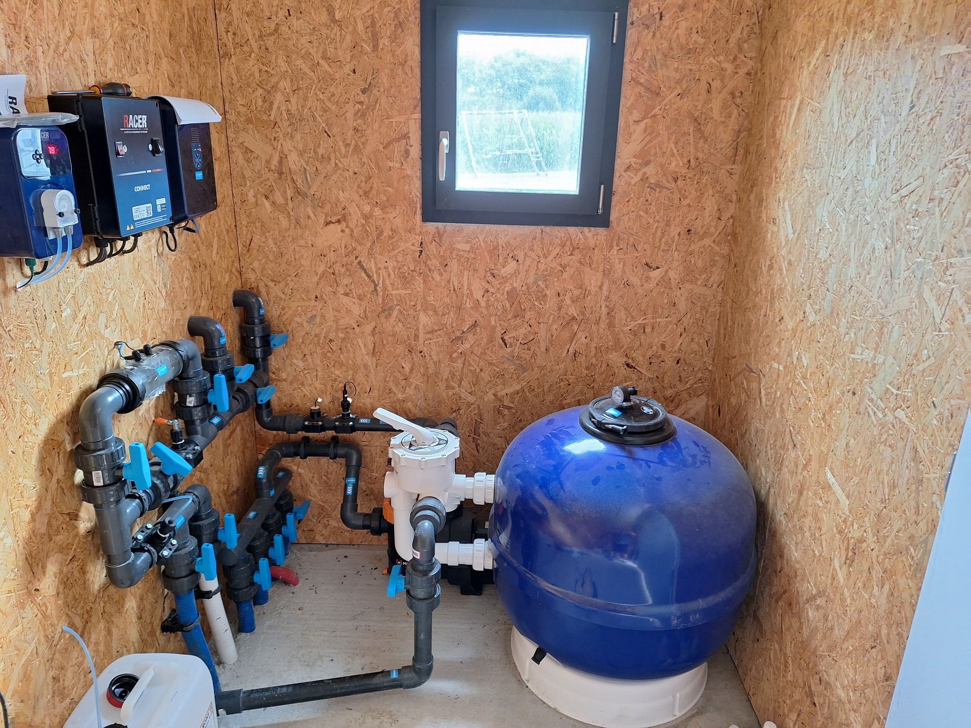 Intérieur préfabriqué avec système de filtration avec des vannes reliées pour piscine 