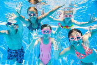 Des enfants nous regardant sous l'eau