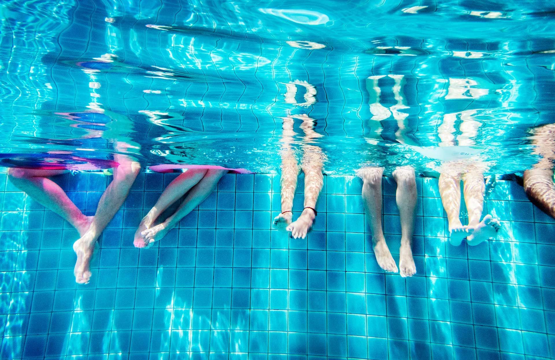 Des pieds d'enfant sous l'eau