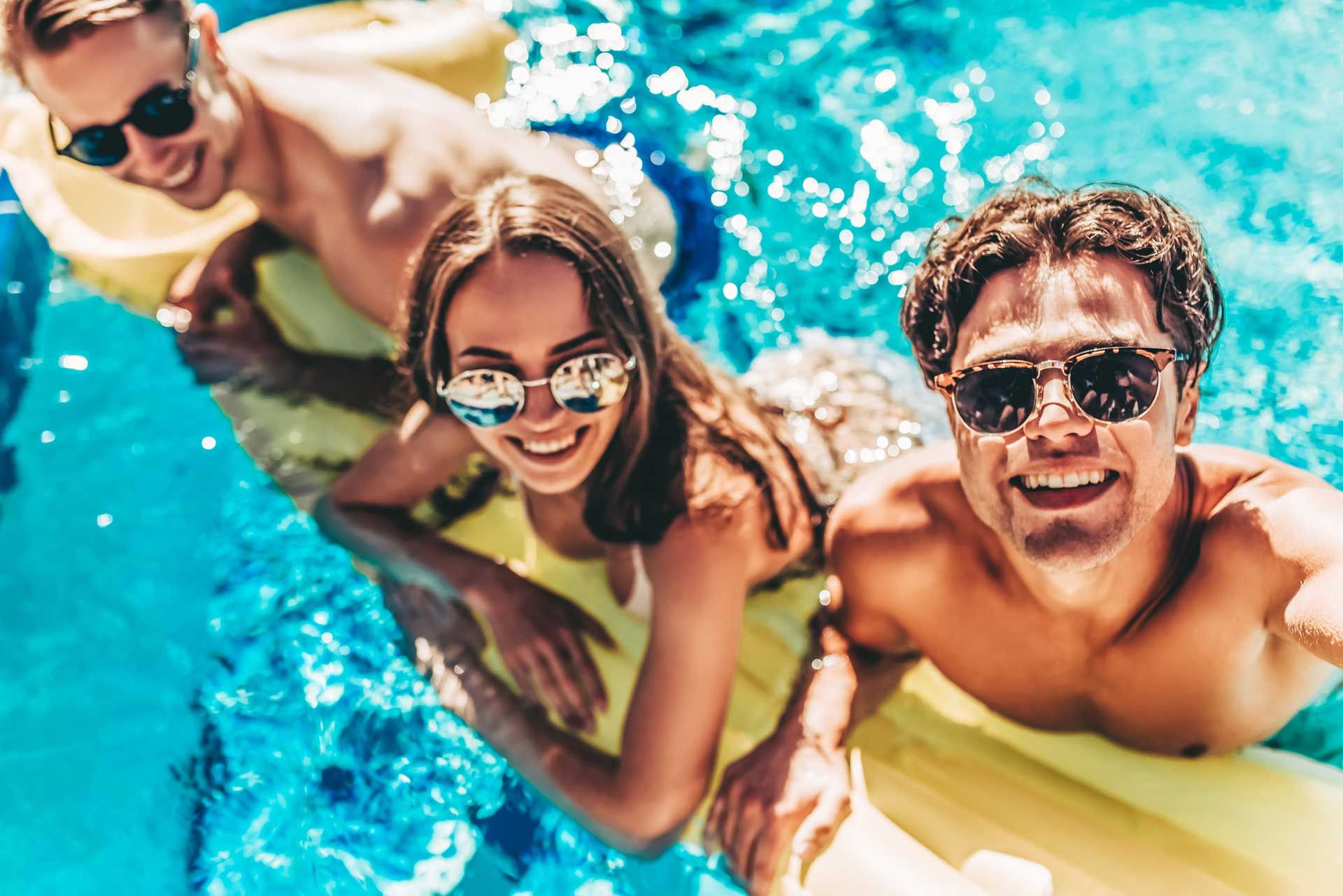 Des ados se prenant en selfie dans une piscine