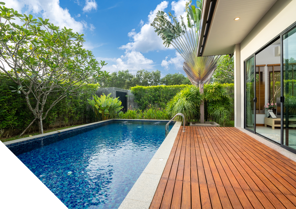 Une piscine rectangulaire et terrasse en bois